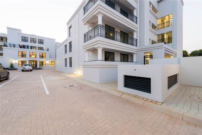 Rivonia Apartment For Sale: 1 Bed, Pool, Generator, Secure Parking, Fibre Ready.