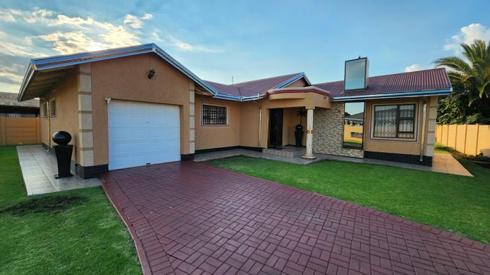 House for Sale in Vanderbijlpark Central East 4: 3 beds, secure garage, versatile outside room.