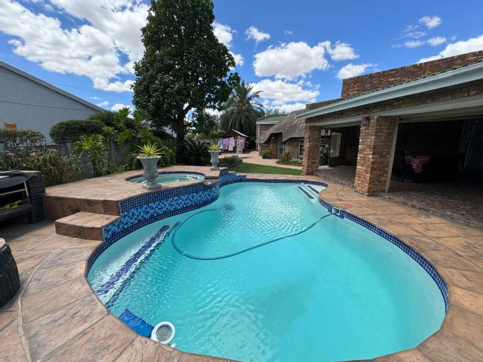 Brackendowns House For Sale: 3 beds, pool, flatlet, 6-car garage.