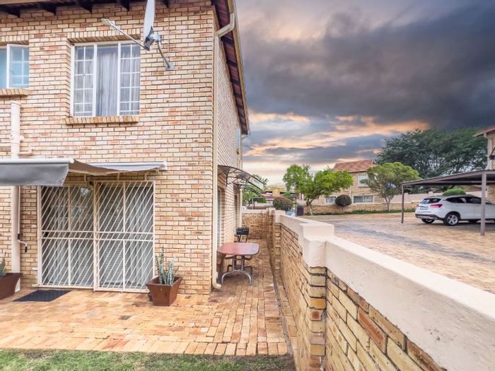 Townhouse for Sale in Heuwelsig Estate: 3 bedrooms, pet-friendly garden, secure living.