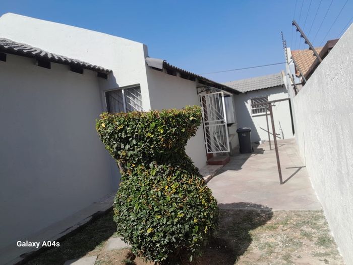 For Sale: House in Alveda Park with 3 beds, double garage, and spacious kitchen.