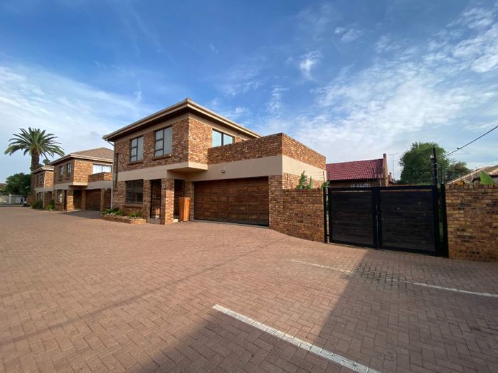 New Redruth Cluster For Sale: 3 beds, balcony, garden, double garage, braai area.