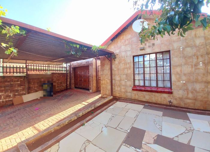 Elandspoort House For Sale: 3 bedrooms, Fibre Wi-Fi, lockable gate, outside room.