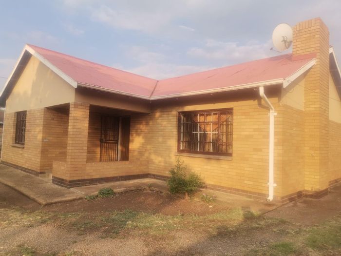 House for Sale in Vanderbijlpark Central West 6: 3 Bedrooms, Large Yard, Garage.