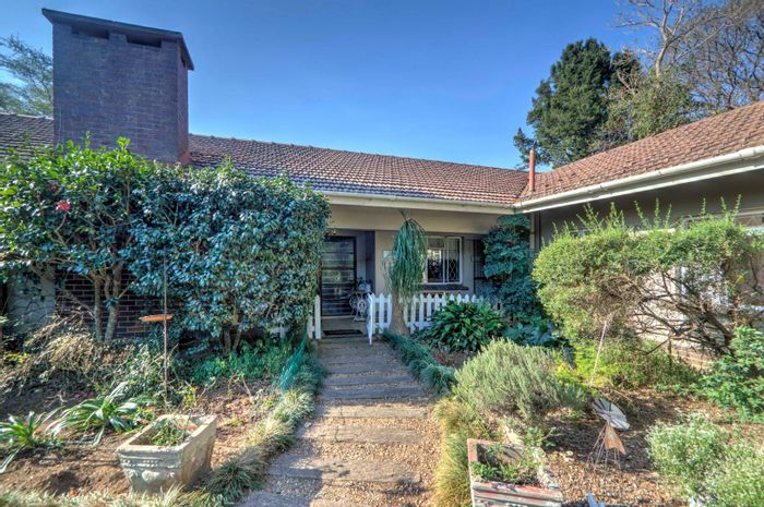 Kloof Central House For Sale: 5 bedrooms, expansive garden, flexible layout, splash pool.