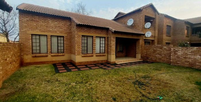 For Sale: Townhouse in Monavoni with 2 bedrooms, large garden, and double garage.