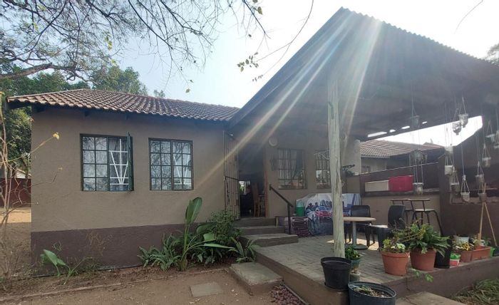 Townhouse for Sale in West Acres Ext 29: 2 Bedrooms, Pool, Braai Area.