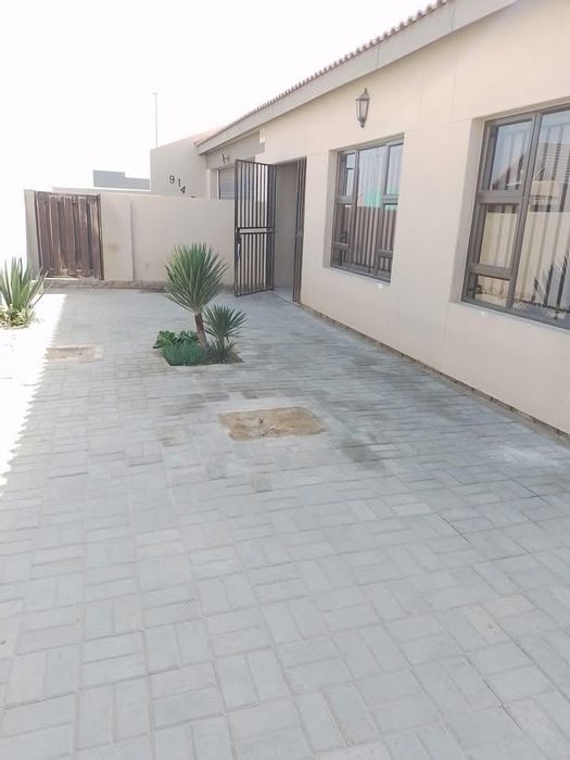 For Sale: House in Tamariskia with spacious yard and updated kitchen.