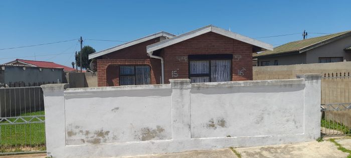 3-Bedroom House For Sale in Kwanobuhle with lounge, kitchen, and private bathroom.