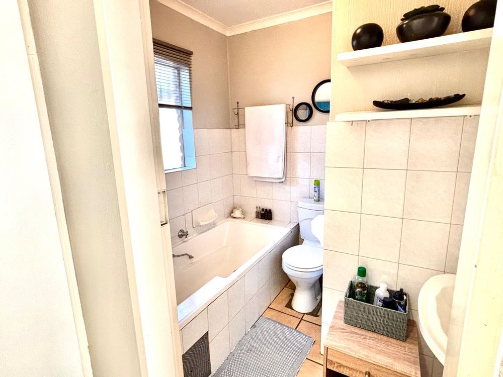 Main bedroom en-suite bathroom with tub . 