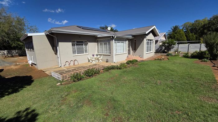For Sale: House in Gardenia Park with 3 beds, solar panels, and ample parking.