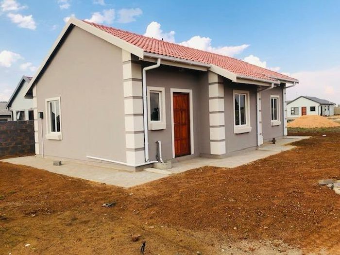 House for Sale in Buhle Park: 2 bedrooms, building package, close to amenities.