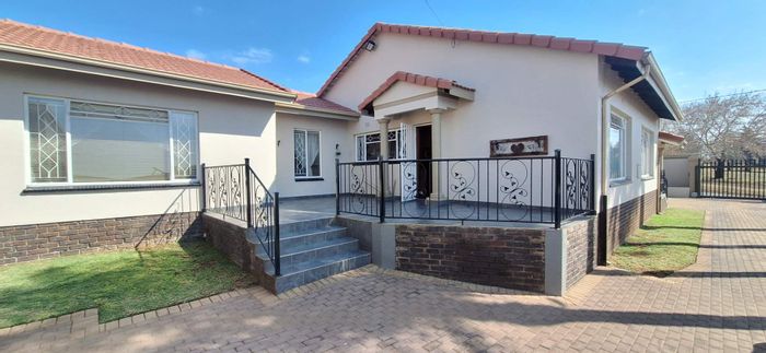 For Sale: House in South Crest with 3 bedrooms, double garage, and entertainment area.