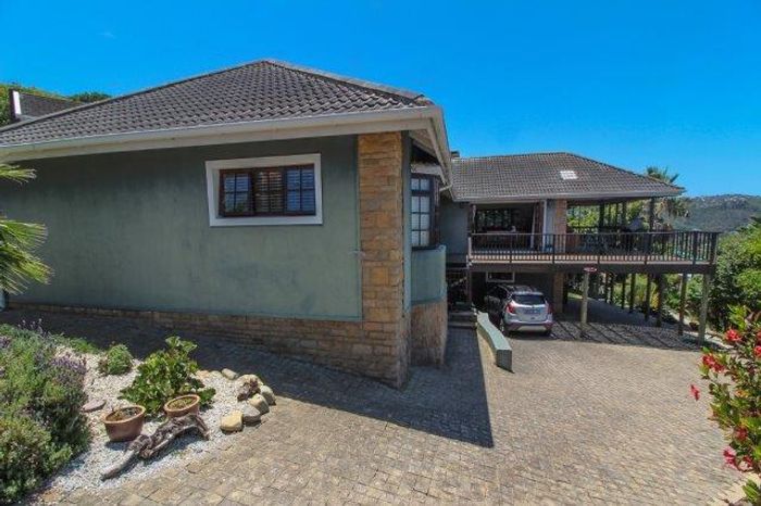 Heuwelkruin House For Sale: Spacious family home with pool, fireplace, and garden.