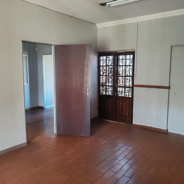 Office To Rent in Benoni AH: 120m², metered utilities, flexible space.