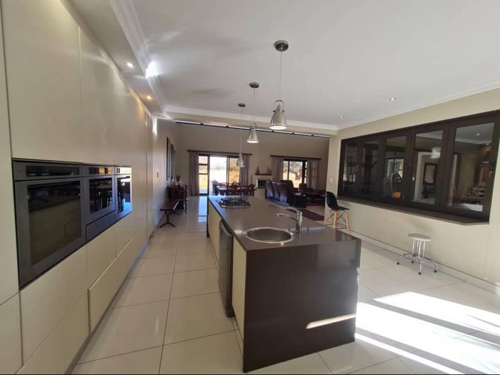 For Sale: House in Omeya Golf Estate with 4 en-suite bedrooms and office.