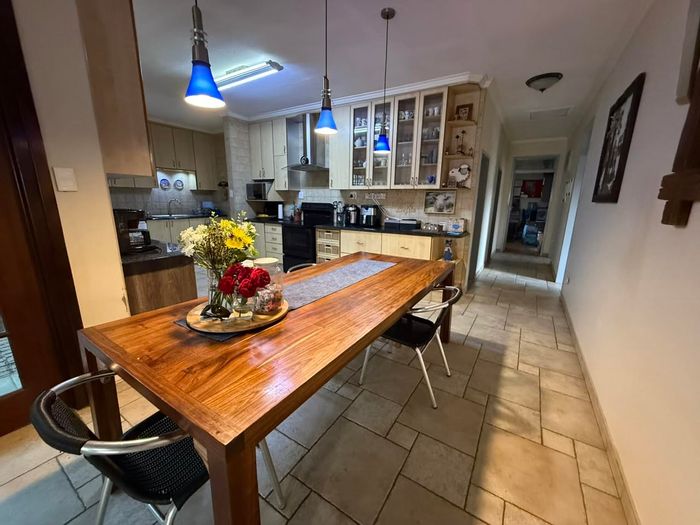 Spacious Pioniers Park house with flat, pool, and extensive entertainment areas for sale.
