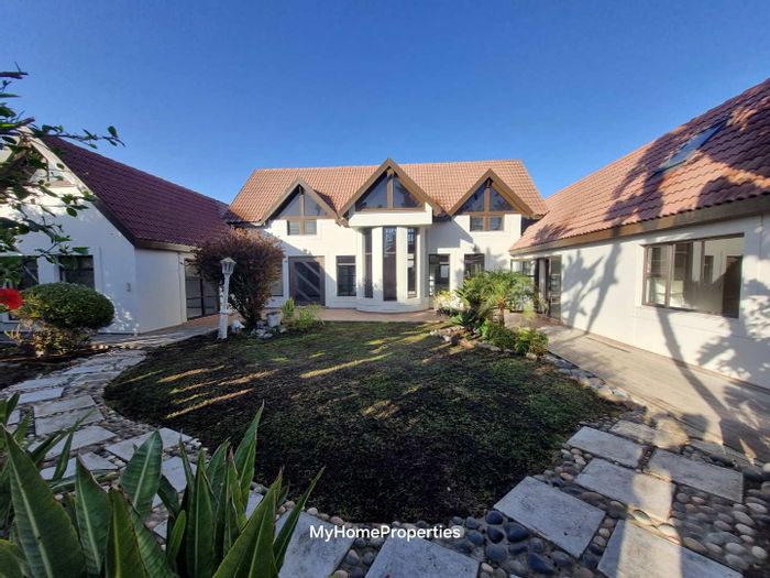Vineta House To Rent: 5 bedrooms, lapa, flatlet, double garages, gardening included.