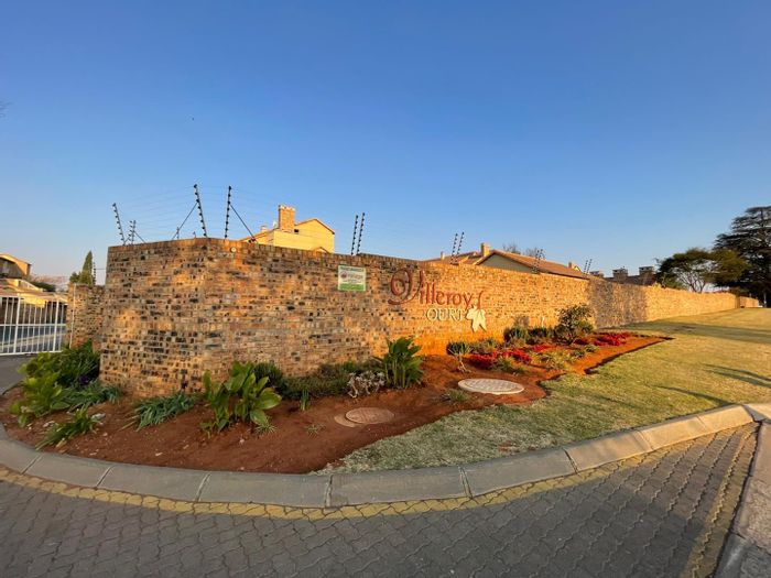 Loft apartment in Carlswald North to rent, includes pool, garden, and security.