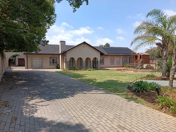 Spacious Brackendowns house for sale with pool, garden, and entertainment area.