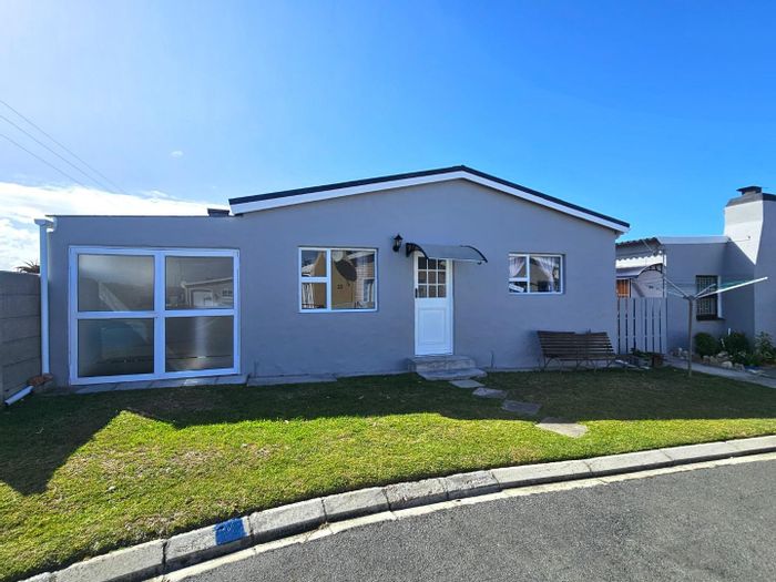 Beachfront access, secure 3-bedroom house for sale in Pearly Beach.