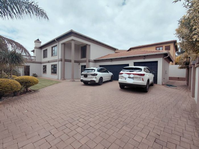 For Sale: Glen Erasmia House with 4 Bedrooms, Pool, Yard, and Staff Quarters.