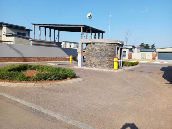 3-Bedroom Cluster To Rent in Terenure | Le Bonheur Estate with garden and garage.