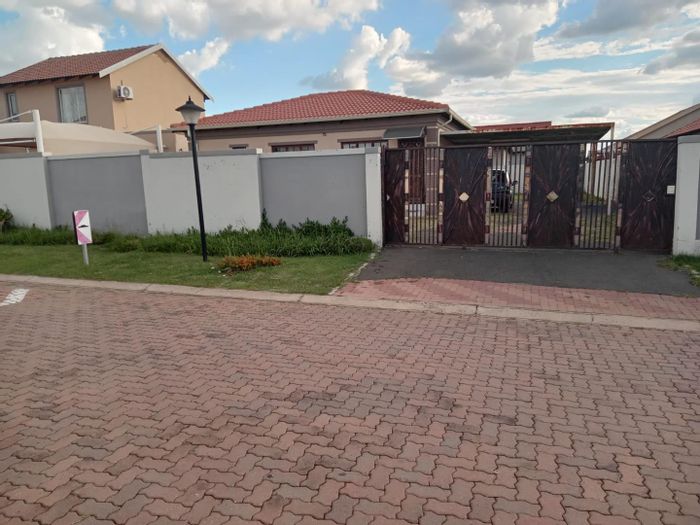 3-Bedroom Cluster To Rent in Sonneveld, near Carnival City and N17 access.