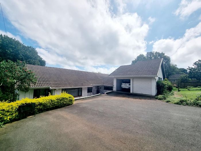 Hillcrest Central House To Rent: 4 beds, pet-friendly garden, pool, near schools.