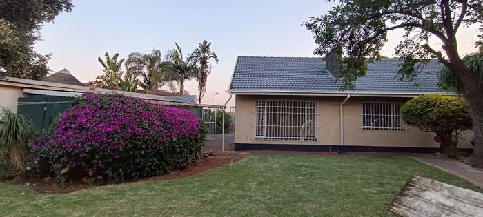 Charming cottage in Birchleigh to rent, featuring garden, kitchen, and parking.