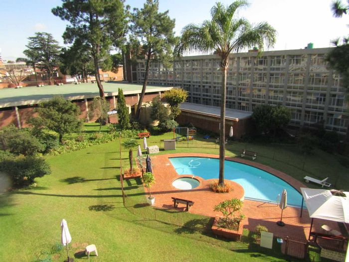 Glenhazel Apartment For Sale: 3 beds, pool, garden, parking for 2, 24-hr security.