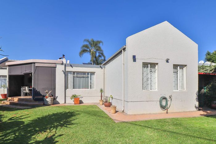 For Sale: Faerie Glen House with 3-4 Bedrooms, Security, Garden, and Entertainment Area.