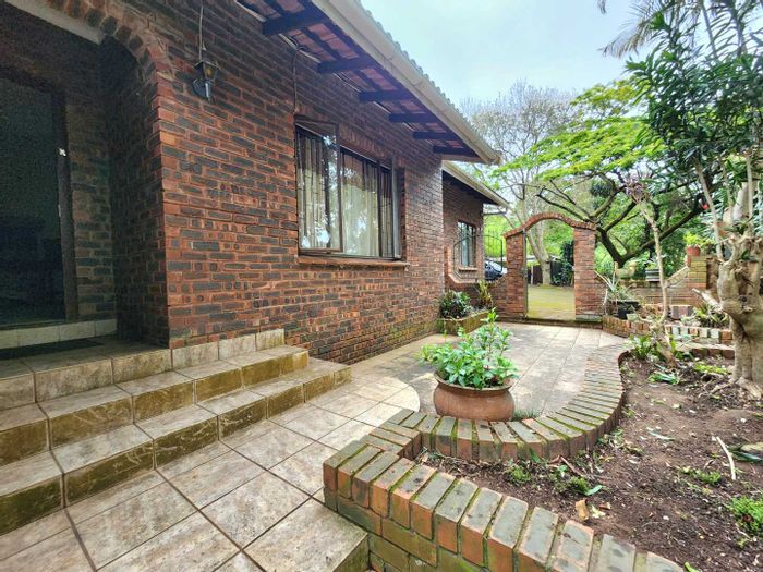 Forest Hills House For Sale: 3 beds, splash pool, entertainment room, spacious garden.