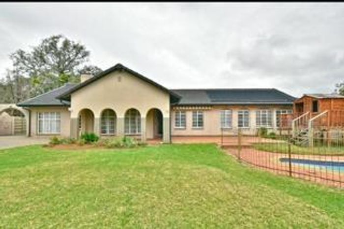 Brackendowns House For Sale: 5 bedrooms, pool, spacious kitchen, large garden.