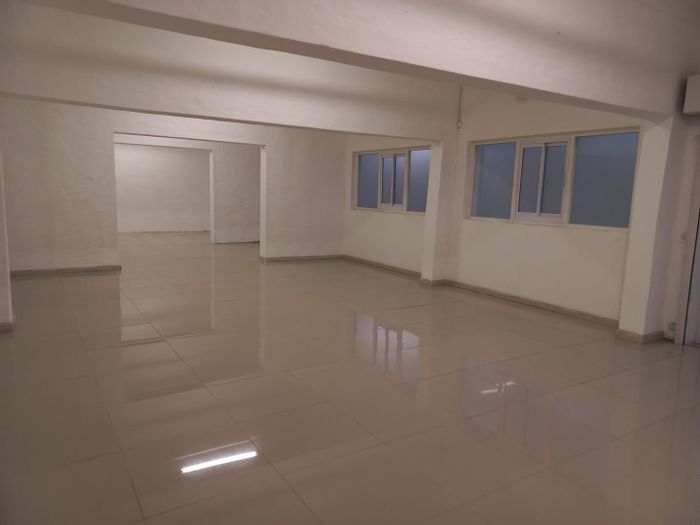Walmer Office To Rent: 90 m², open parking, close to amenities, public transport access.