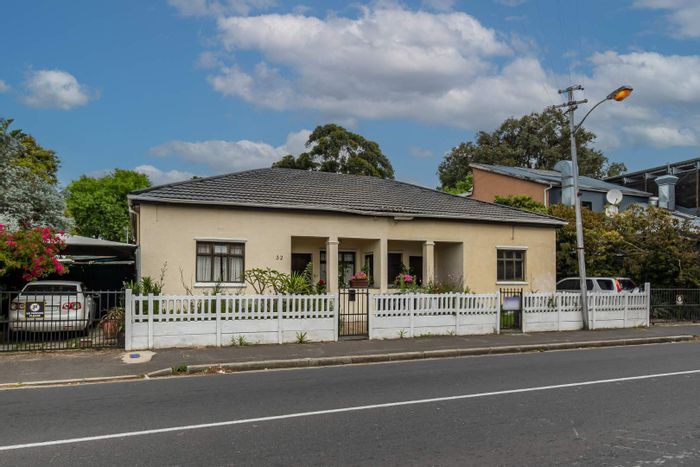 Spacious 6-bedroom house in Claremont, for sale with dual kitchens and investment potential.