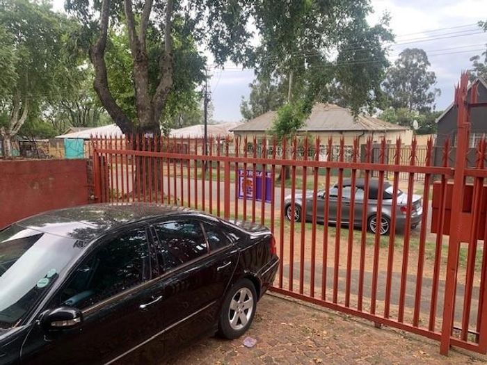 Turffontein Apartment For Sale: Two bachelor flats, one-bedroom, parking, communal washing line.