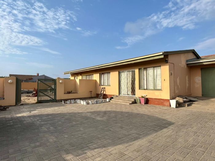 For Sale: House in Vineta with 3 bedrooms, indoor braai, and 3 garages.