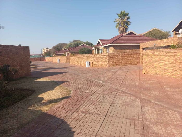 Die Hoewes Townhouse For Sale: 3 bedrooms, garden, pool, no loadshedding.