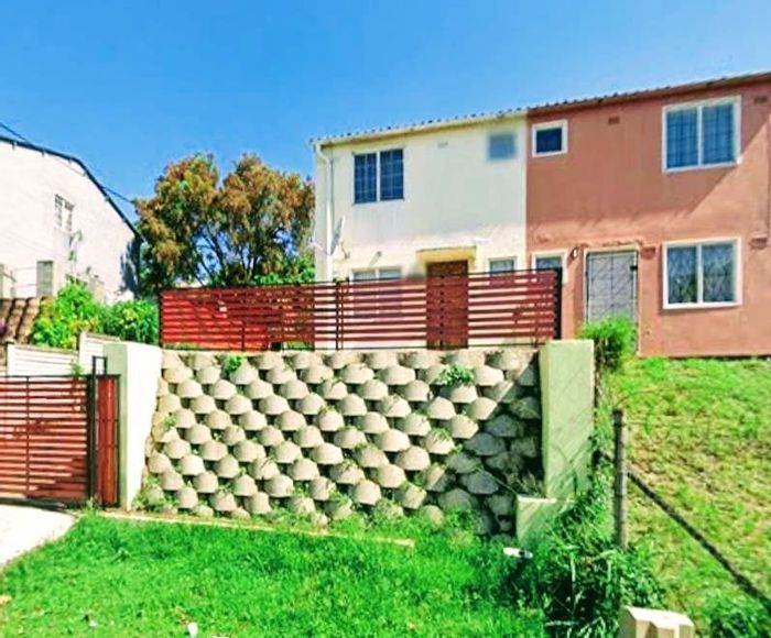 Three-bedroom townhouse in Newlands East with fenced yard and drive-in access. To Rent.