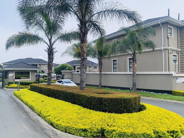 1-Bedroom Apartment To Rent in Fourways with pool, clubhouse, and 24/7 security.