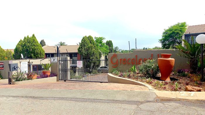 Sunninghill Apartment For Sale: Ground-floor unit with private garden, gym, and clubhouses.