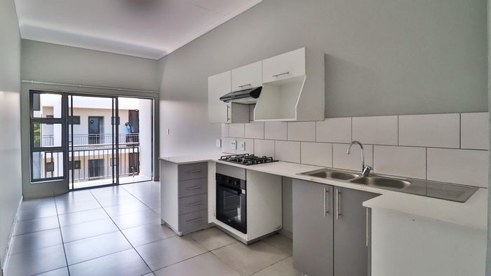 Ferndale Apartment To Rent: 2 bedrooms, solar power, balcony, gym, and coffee shop.
