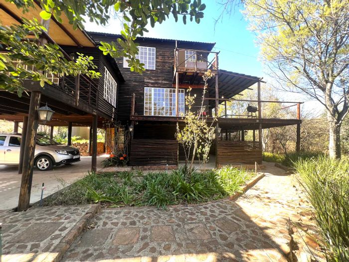 Farm in Ruimsig To Rent: Log home, nature views, parking, and spacious layout.