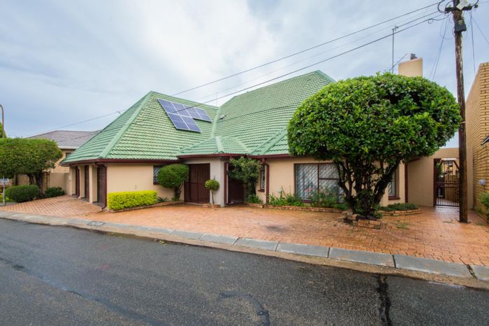 Diepkloof House For Sale: 4 Bedrooms, Solar Panels, 3 Garages, Spacious Living.
