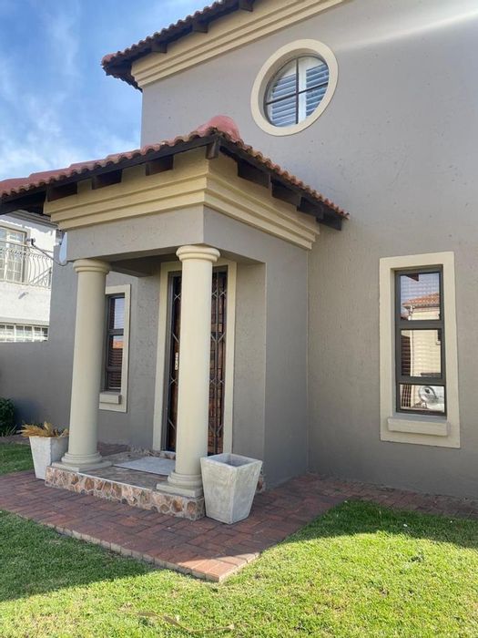 For Sale: House in Sherwood Gardens with private garden, 24-hour security, and balcony.