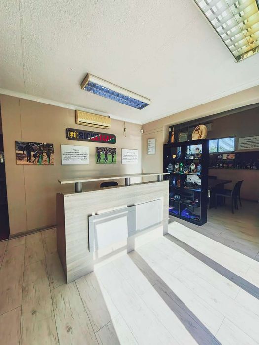 To Rent: Office in Pioniers Park with reception, boardroom, and ample parking.