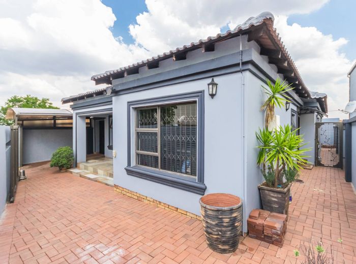 For Sale: House in Protea Glen with 3 beds, outdoor braai, and automated gate.