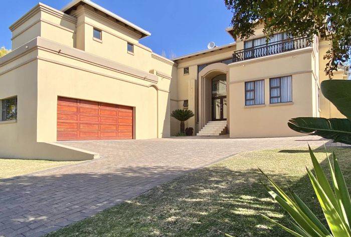 Stunning 4-Bedroom Home for Sale in Blue Valley Golf Estate with Scenic Views!