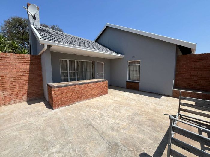 Spacious Witpoortjie house for sale: 3 bedrooms, large lounge, ideal location.